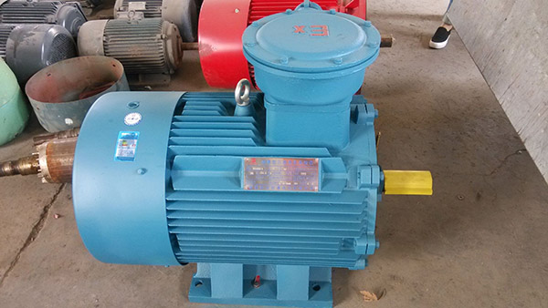 西瑪電機(jī)倉(cāng)庫(kù)中等待發(fā)貨的一臺(tái)防爆電機(jī) 西瑪電機(jī)倉(cāng)庫(kù)中等待發(fā)貨的一臺(tái)防爆電機(jī)