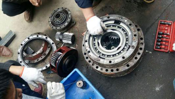 一些從故障電機(jī)上折下來的電機(jī)配件 一些從故障電機(jī)上折下來的電機(jī)配件
