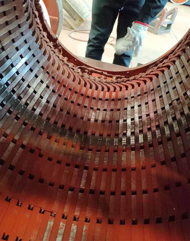 圖為在高壓電機定子掃膛的位置找到了已磨碎的金屬屑的照片 圖為在高壓電機定子掃膛的位置找到了已磨碎的金屬屑的照片